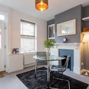 Holiday home Ashton House - Stylish 2 Bedroom House, Close To Luton Town Center & Airport United Kingdom